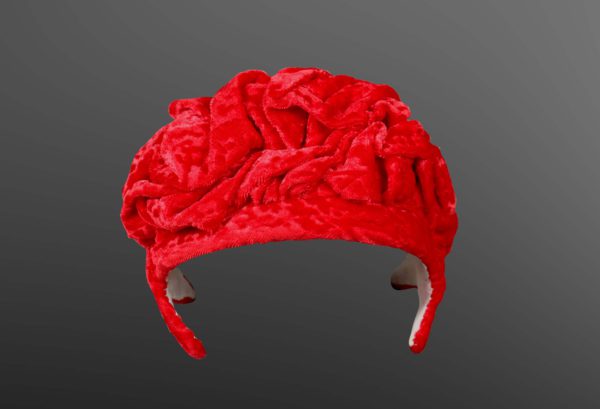 Chapeau rond de couleur rouge coquelicot. L’intérieur est blanc. Le chapeau couvre aussi le contour des oreilles. 