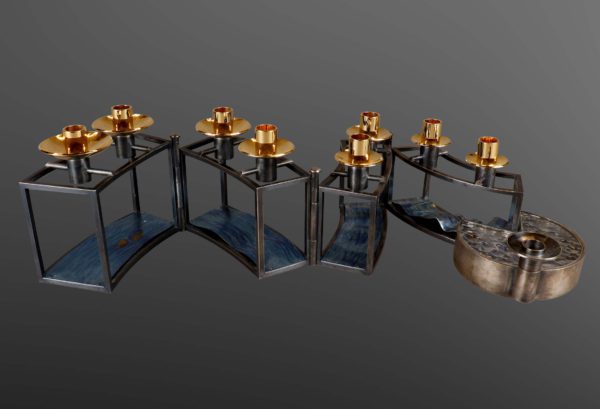 Chandelier en métal bleu et doré amovible conçu en quatre sections pouvant accueillir neuf chandelles au total.