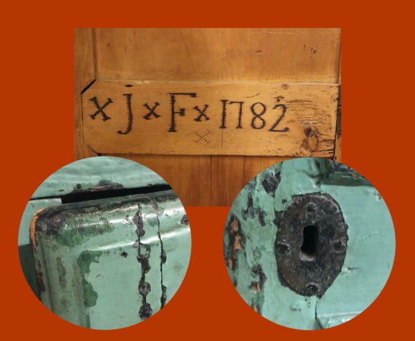 Il y a trois images; une inscription dans l’armoire, un gros plan sur la serrure et un autre sur un coin usé.