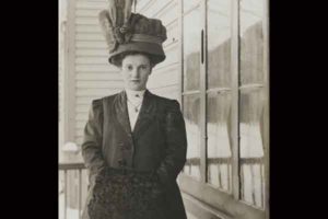 Photographie d’une femme bourgeoise portant un grand chapeau et un manchon en fourrure, Québec. Prise autour de 1914.